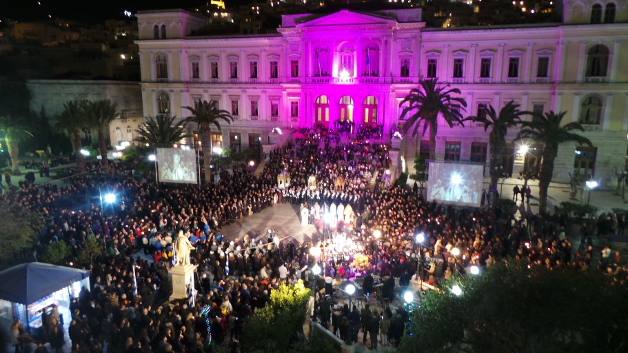 Μεγάλη Παρασκευή στην Σύρο: Η ιδιαίτερη λάμψη της λιτανείας των Eπιταφίων –  Ορθόδοξοι & Καθολικοί γιορτάζουν μαζί το Πάσχα [pics + video] – sifnaiko-fos